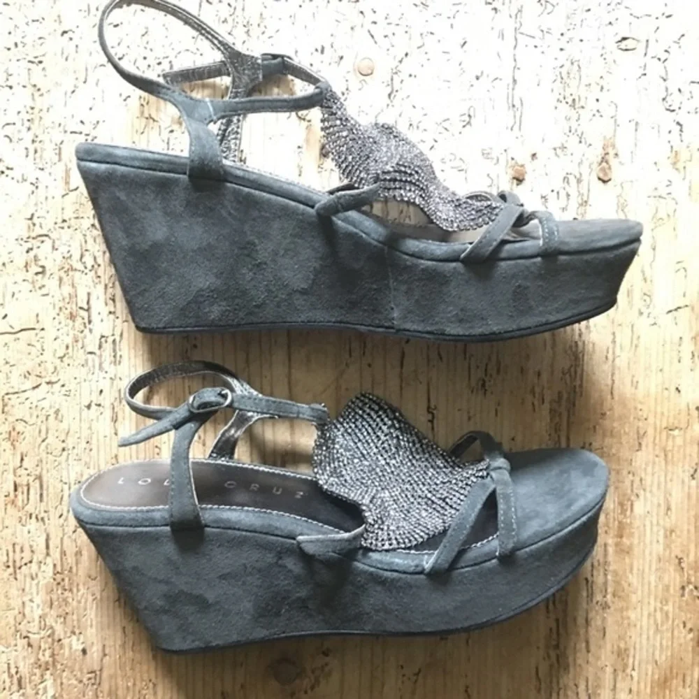 New NWOT Lola Cruz Crystal Mesh Rhinestone Suede Platform Wedge Formal Sandal